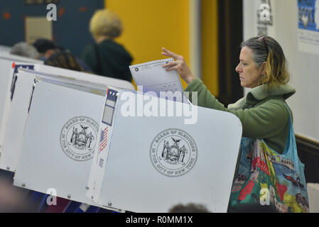 New York, Stati Uniti d'America. 6 Novembre, 2018. I residenti nella sezione Park Slope di Brooklyn, New York esprimere il loro voto durante le elezioni di medio termine del 6 novembre 2018. Credito: Erik Pendzich/Alamy Live News Foto Stock