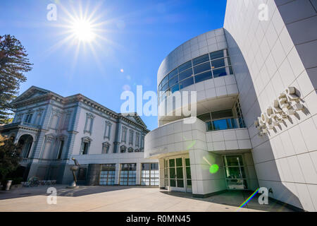 Settembre 23, 2018 a Sacramento / CA / STATI UNITI D'AMERICA - Il nuovo e moderno edificio del Crocker Art Museum accanto a quello vecchio Foto Stock