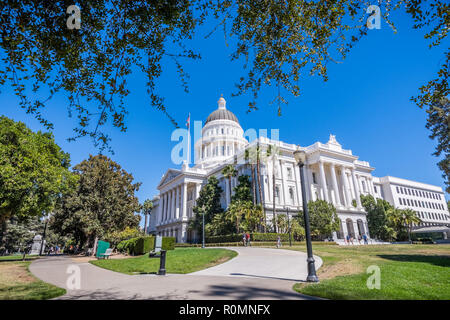 California State Capitol Building e il parco circostante nel centro di Sacramento, California Foto Stock