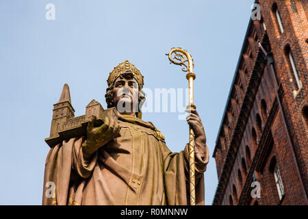 La storica Bischof Ansgar statua in Amburgo Foto Stock