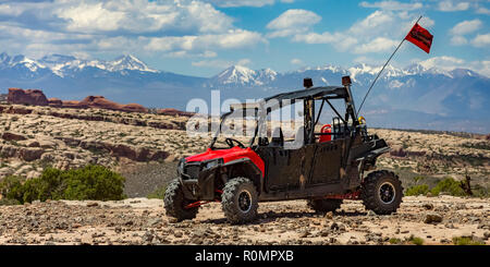 Fuoristrada nel paese di Moab con vista montagna Foto Stock