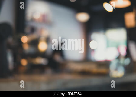 Blur sullo sfondo del ristorante bancone bar di notte con luce bokeh di fondo Foto Stock