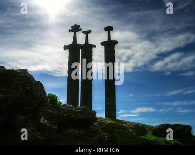 Vista silhouette della spada nella roccia monumento vicino a Stavanger, Norvegia Foto Stock