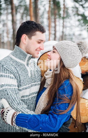 Giovane ragazzo e ragazza di winterwear godendo di nevicata Foto Stock