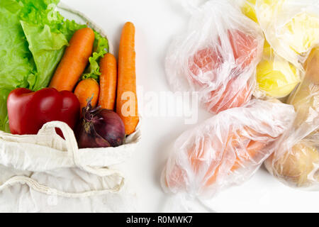 Rifiuti Zero concetto. Verdure in un sacchetto di tessuto. Sacchetto in tessuto vs sacchetti di plastica. Foto Stock