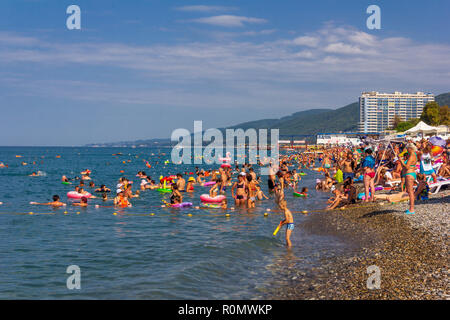 Sochi, Russia - Agosto 22, 2018: city beach con i vacanzieri di turisti nel giorno di estate Foto Stock