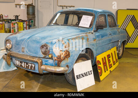 Vecchio arrugginito, Renault auto classiche, Caldas da Rainha, Portogallo Foto Stock