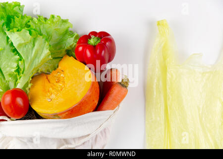 Rifiuti Zero concetto. Verdure in un sacchetto di tessuto. Sacchetto in tessuto vs sacchetti di plastica. Foto Stock