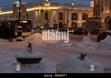 Saint Petersburg, Russia - 6 Febbraio 2018: illuminazione notturna sulla Prospettiva Nevskij con trasporto cittadino e grande Gostiny Dvor Foto Stock