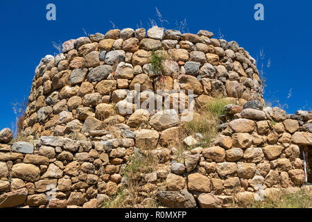 Antica torre in pietra dettaglio sulla capanna di assemblaggio per il villaggio nuragico di la Prisciona. Foto Stock