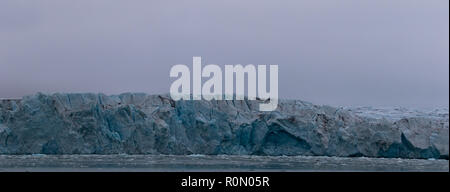 Panorama di un ghiacciaio anteriore in Svalbard nell'Artico Foto Stock