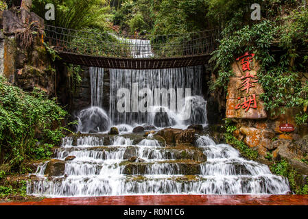 Cascata artificiale nella zona panoramica di Baofeng vicino Lago di Zhangjiajie Foto Stock