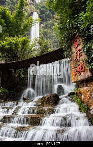 Cascata artificiale nella zona panoramica di Baofeng vicino Lago di Zhangjiajie Foto Stock