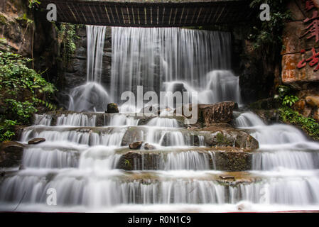 Cascata artificiale nella zona panoramica di Baofeng vicino Lago di Zhangjiajie Foto Stock