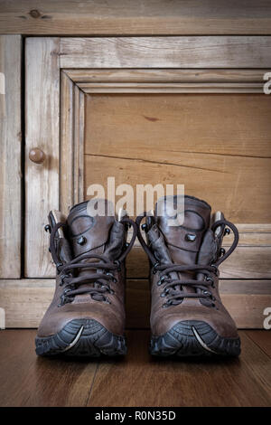 Una coppia di cuoio scarponi su un pavimento di legno. Foto Stock