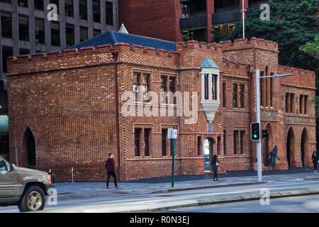 Statua realistica lascia edificio in West Perth Foto Stock