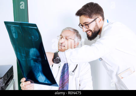 I medici di un esame a raggi X del corpo di una donna Foto Stock