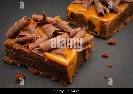 Brownie al cioccolato con salsa al caramello e scaglie di cioccolato Foto Stock