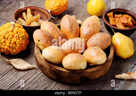 Torte di russo riempito con zucca e pera.cibo russo Foto Stock