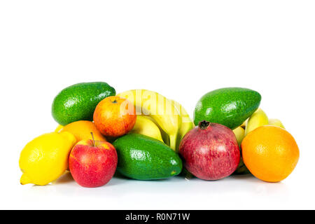 Mangiare sano concetto - gruppo di frutti vari isolati su uno sfondo bianco in close-up Foto Stock