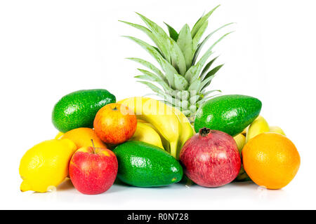 Mangiare sano concetto - gruppo di frutti vari isolati su uno sfondo bianco in close-up Foto Stock
