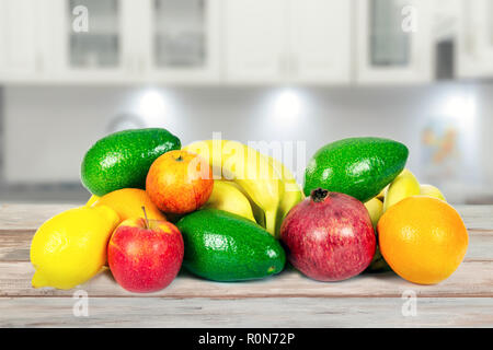 Mangiare sano concetto - gruppo di vari frutti su una tavola di legno in cucina per close-up Foto Stock
