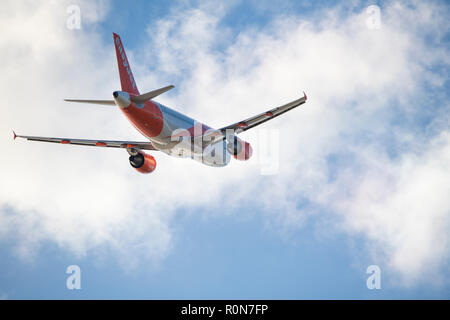 EasyJet Airbus al decollo dall'Aeroporto John Lennon di Liverpool Foto Stock