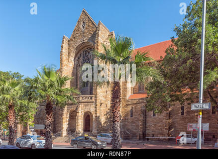 CAPE Town, Sud Africa, Agosto 17, 2018: una vista di Wale Street con la Cattedrale di St Georges nel retro. I veicoli e le palme sono visibili Foto Stock