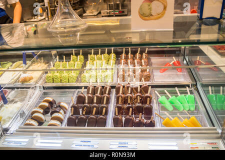 Il cioccolato Ghiaccioli, bastoni di legno, capovolto, lotti, estate concetto, trattare il concetto, icepops, per lecca-lecca di ghiaccio su stick, pistacchio cioccolato dado per lecca-lecca di ghiaccio Foto Stock