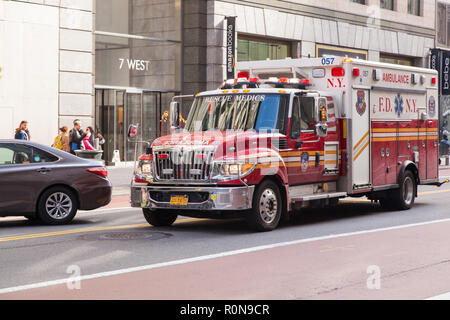 New York Fire Department ambulanza carrello, Midtown Manhattan, a New York City, Stati Uniti d'America. Stati Uniti d'America. Foto Stock