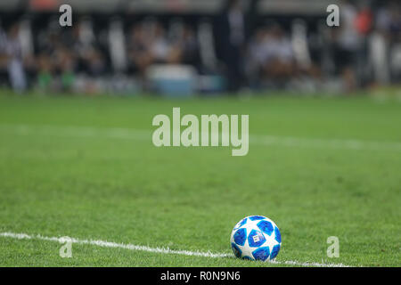 Salonicco, Grecia - Agosto 29, 2018: ufficiale UEFA Champions League match ball sull'erba durante la UEFA Champions League PAOK vs FC Benfica un Foto Stock