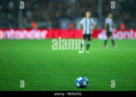 Salonicco, Grecia - Agosto 29, 2018: ufficiale UEFA Champions League match ball sull'erba durante la UEFA Champions League PAOK vs FC Benfica un Foto Stock