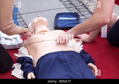 Formazione di primo soccorso con defibrillatore automatico esterno - dispositivo AED. La pratica sul manichino CPR. Foto Stock