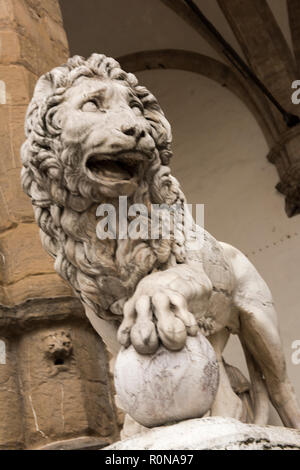 Medici Lion nella Loggia dei Lanzi in Piazza della Signoria a Firenze, Italia Europa Foto Stock