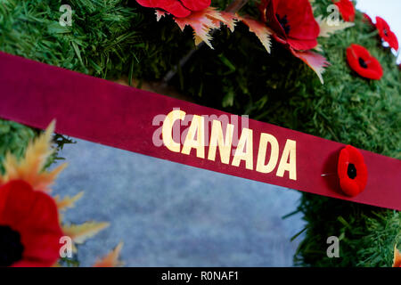 Giorno del Ricordo corona ricoperto di papaveri appeso su un canadese memoriale di guerra. Foto Stock