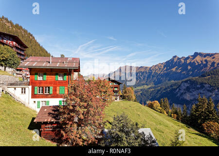Soleggiata giornata autunnale, casa rurale a Muerren (Mürren), regione di Jungfrau, Svizzera Foto Stock
