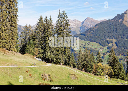 I turisti in direzione di Muerren (Mürren) vicino Gruetschalp (Grütschalp), regione di Jungfrau, Svizzera Foto Stock