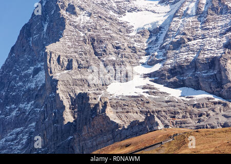 Vista di Eiger Northface e ghiacciaio (Eigergletcher) dalla stazione in direzione di Kleine Scheidegg, regione di Jungfrau, Svizzera Foto Stock