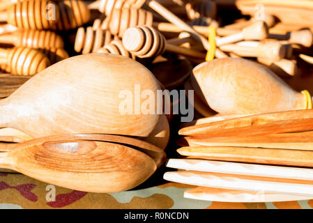 Fatto a mano cucchiai di legno per la vendita nel mercato vicino Foto Stock