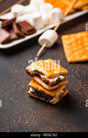 In casa s'more con cracker, marshmallows e cioccolato Foto Stock