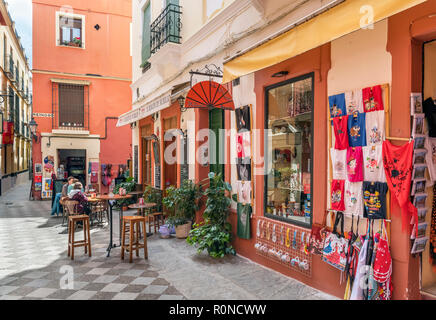 Barrio Santa Cruz, Siviglia, Spagna. Il cafe bar su Calle Lope de Rueda, Barrio Santa Cruz, Sevilla, Andalusia, Spagna Foto Stock