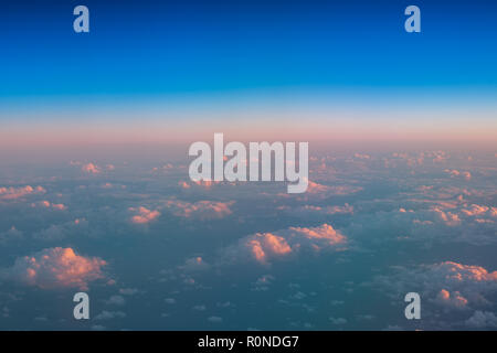 Volare sopra le nuvole. Vista aerea del velivolo oblò Foto Stock