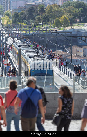 Oporto/PORTOGALLO - 10/02/2018 : Vista del vagone della metropolitana, al di sopra del ponte di D. Maria, nella città di Oporto, offuscata la gente in Portogallo Foto Stock