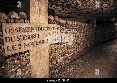 Catacombe di Parigi. La sepoltura di milioni di persone in labirinti sotterranei. Foto Stock
