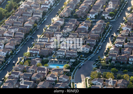 Nel tardo pomeriggio vista aerea di impaccato case moderne in Porter Ranch zona di Los Angeles, California. Foto Stock
