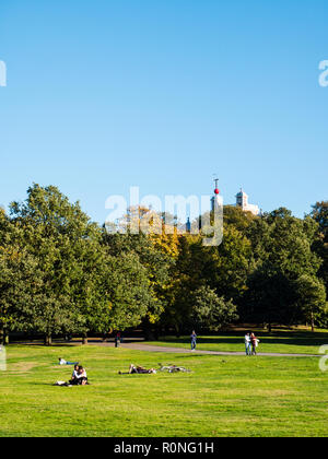 Persone relax nel parco di Greenwich, il Royal Observatory, Greenwich, London, England, Regno Unito, GB. Foto Stock
