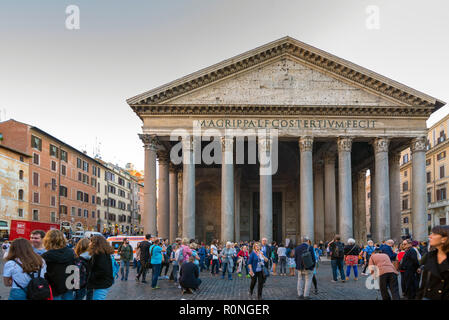 Roma, Italia - 24 ottobre 2018: Pantheon. Iconico tempio costruito circa 118 a 125 D.C. con una cupola e rinascimentale tombe, compresi di Raffaello. Foto Stock