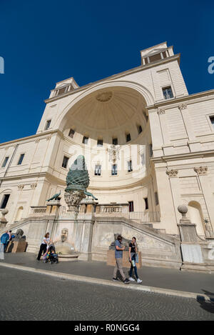 Roma, Italia - 25 ottobre 2018: Bronzo Antico fontana romana nella forma del cono di pino (Fontana della Pigna ) nel giardino interno cortile del Vaticano, Foto Stock