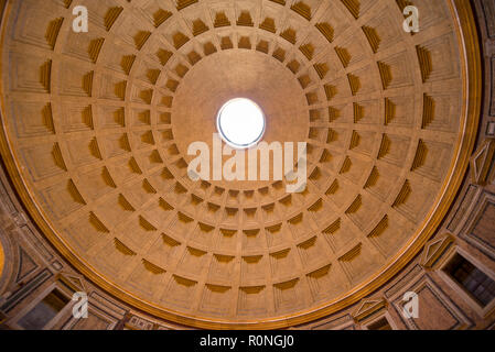 Roma, Italia - 24 ottobre 2018: Pantheon. Iconico tempio costruito circa 118 a 125 D.C. con una cupola e rinascimentale tombe, compresi di Raffaello. Foto Stock