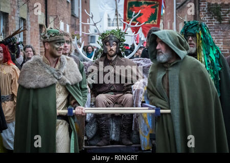 Glastonbury, Regno Unito. 3 novembre 2018. Glastonbury dei draghi selvaggi Samhain Festival di suoneria. Credito: Guy Corbishley/Alamy Live News Foto Stock